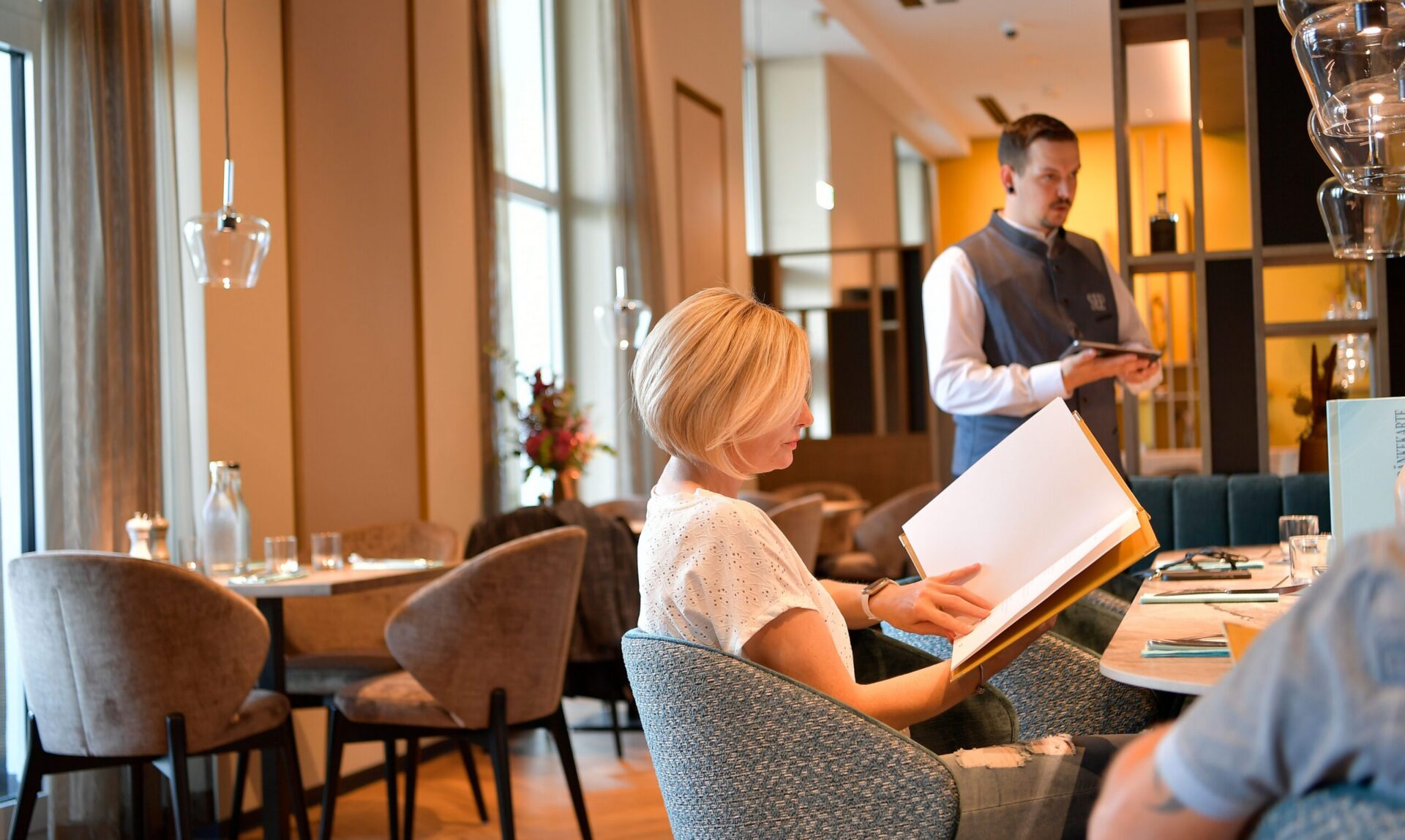see12-restaurant-header-slider-01-interieur