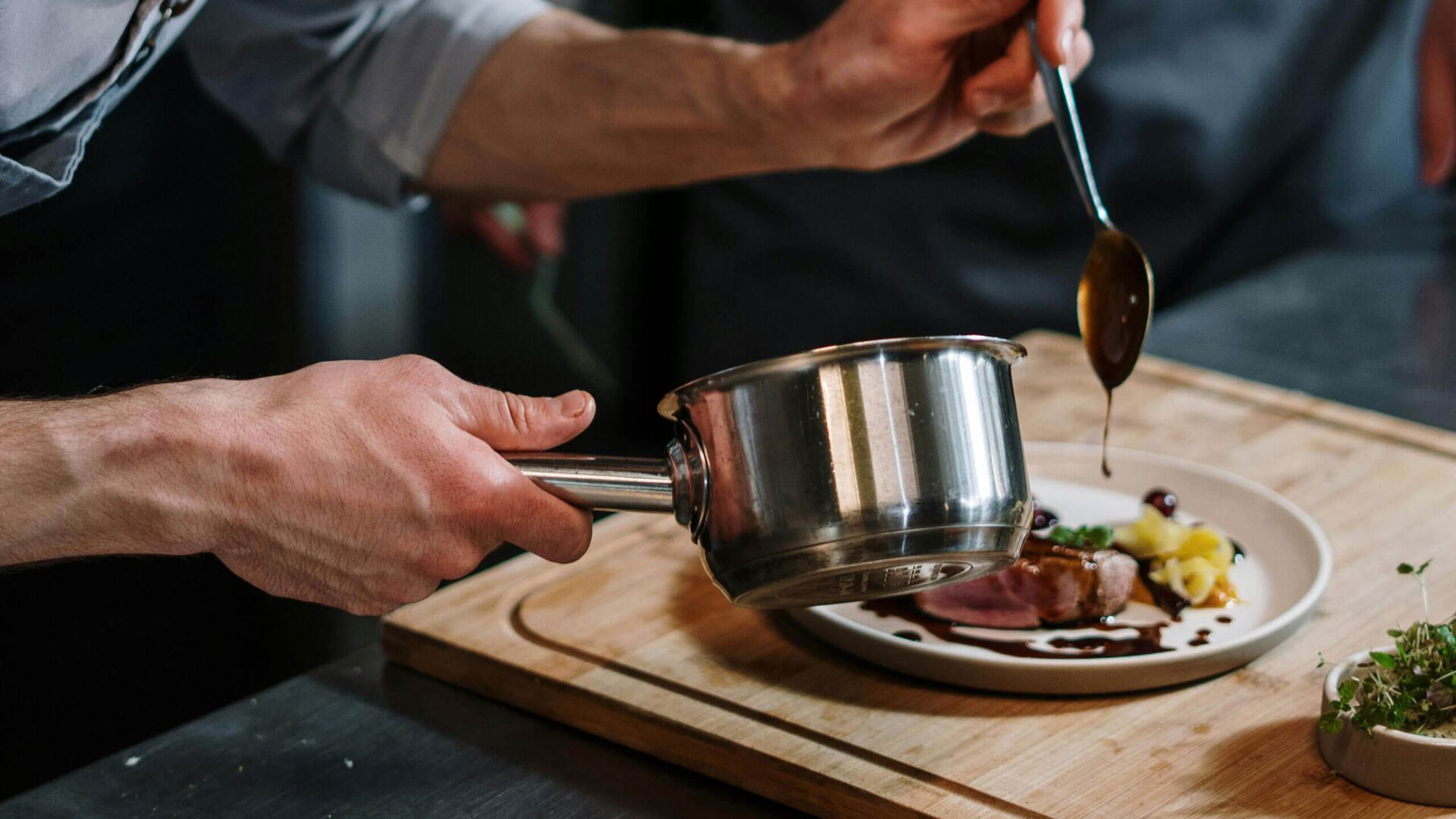see12-restaurant-speisekarte-header-koch-anrichten